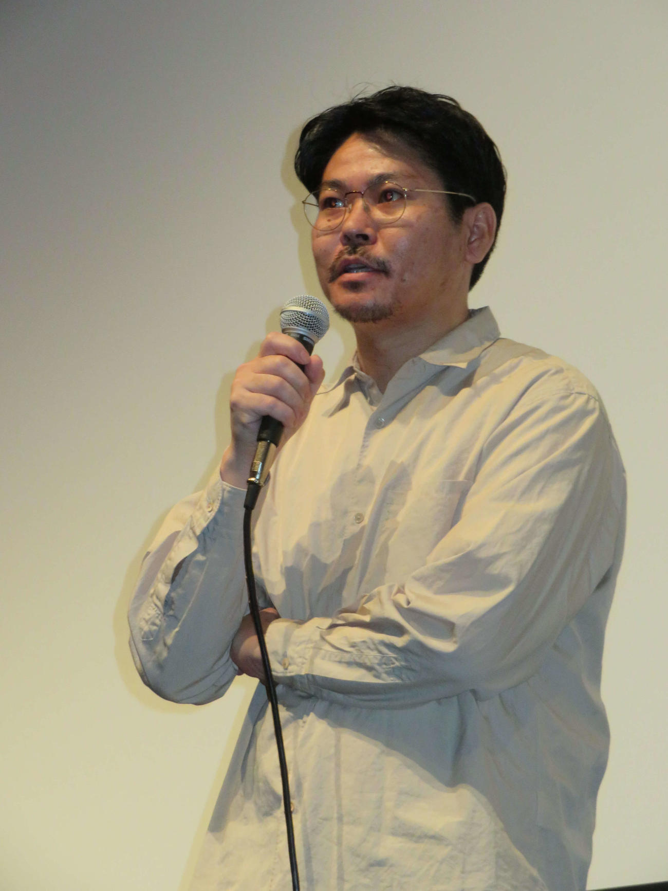 映画「悪は存在しない」初日舞台あいさつに登壇した大美賀均（撮影・村上幸将）