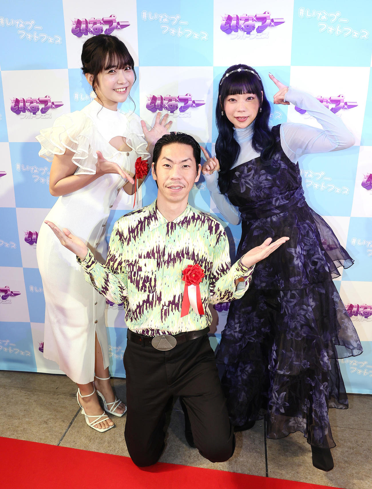 ポーズを決める、左から天羽希純、呂布カルマ、青山ひかる（撮影・足立雅史）
