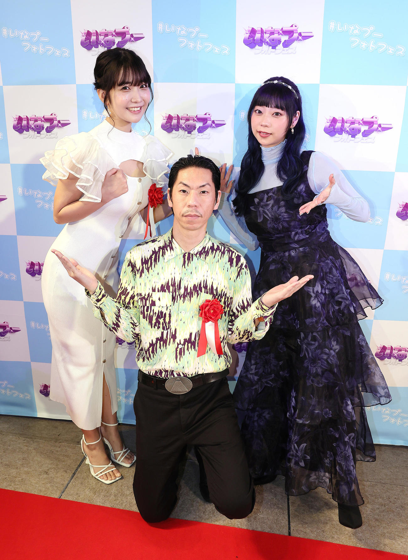 ポーズを決める、左から天羽希純、呂布カルマ、青山ひかる（撮影・足立雅史）