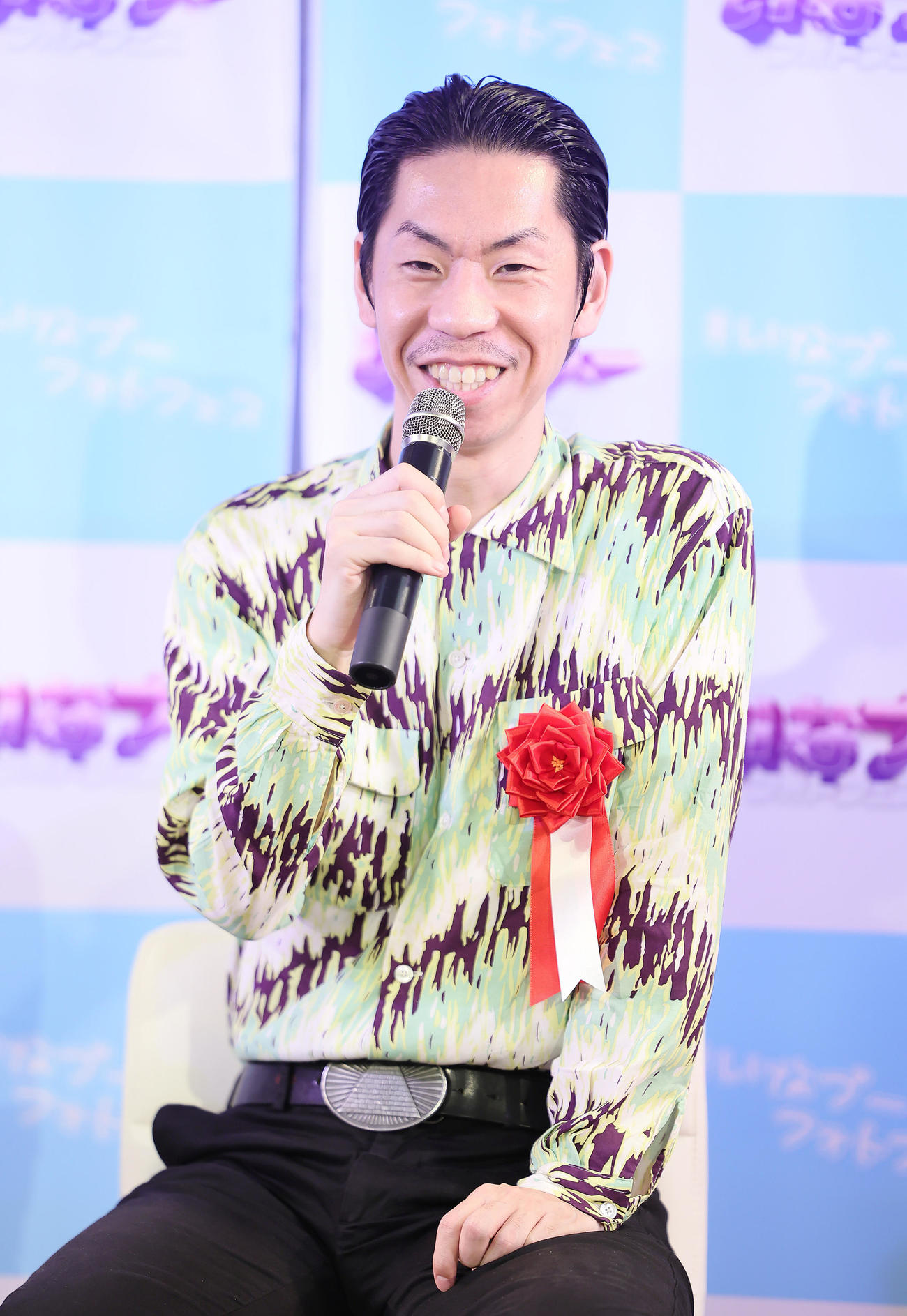 トークに笑顔を見せる呂布カルマ（撮影・足立雅史）
