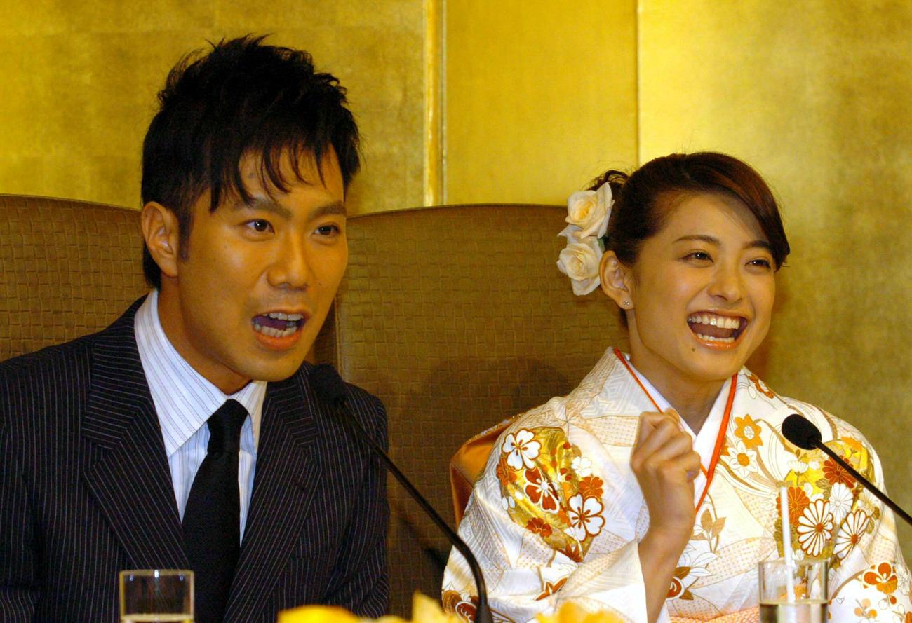 05年5月、婚約会見を行う藤井隆と乙葉