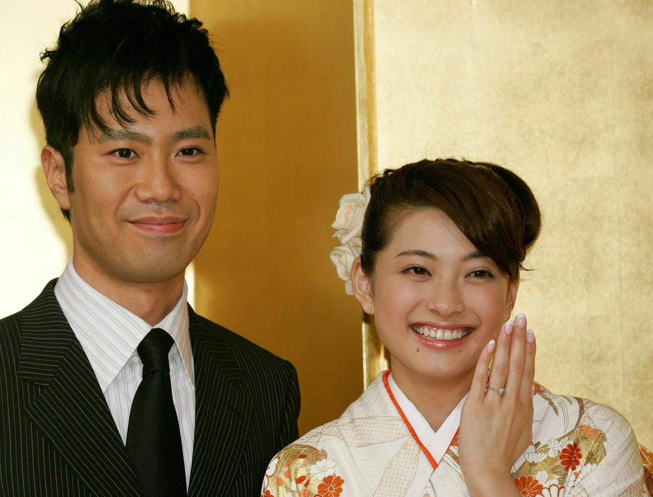 05年5月、婚約会見を行う藤井隆と乙葉