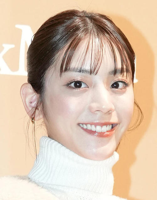 貴島明日香、美しいデコルテのぞく花柄ワンピ＆麦わら帽子の海辺ショット「夏が似合うオンナ～」