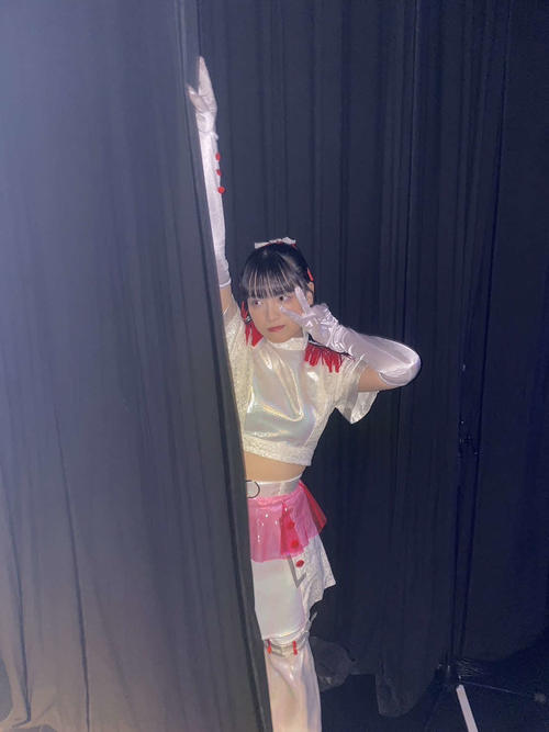 いぎなり東北産の伊達花彩、桜ひなのとのユニット曲「轟」は衣装が風でなびく演出、神と歌姫？