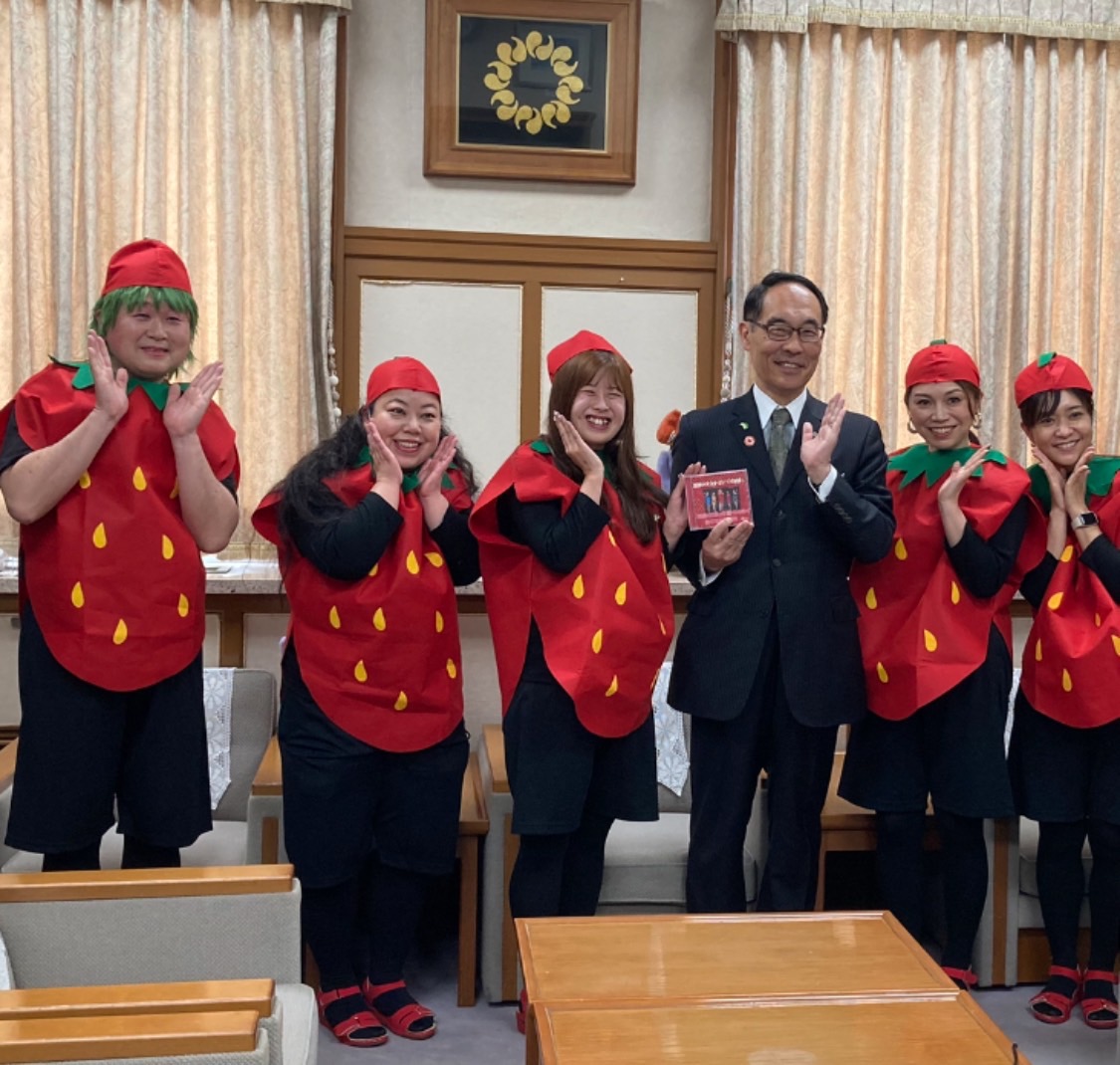 大野元裕埼玉県知事（左から4人目）を表敬訪問したなっく・ストロベリー～FIVEのメンバーたち