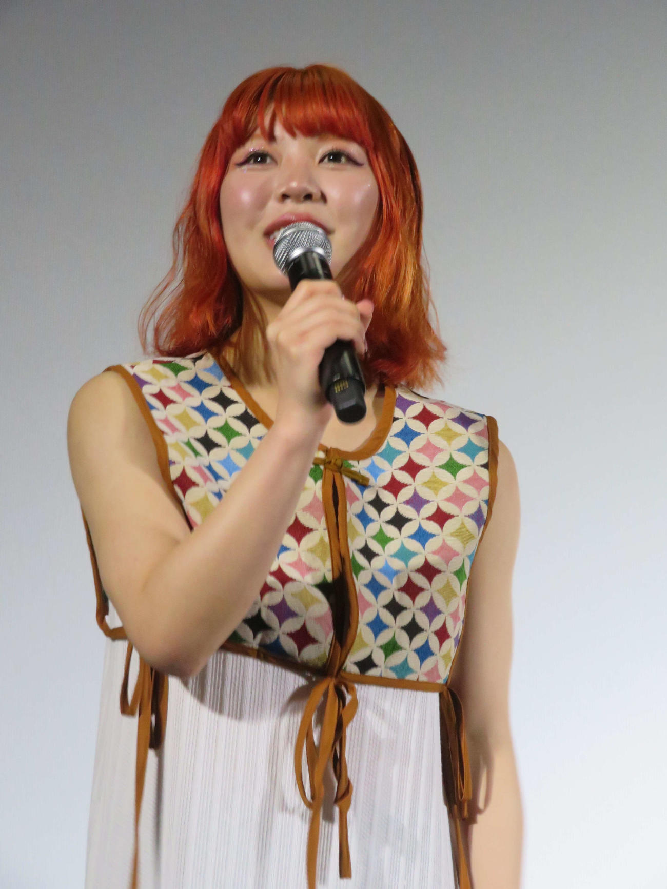 映画「ハードボイルド・レシピ」初日舞台あいさつに登壇した眉村ちあき（撮影・村上幸将）