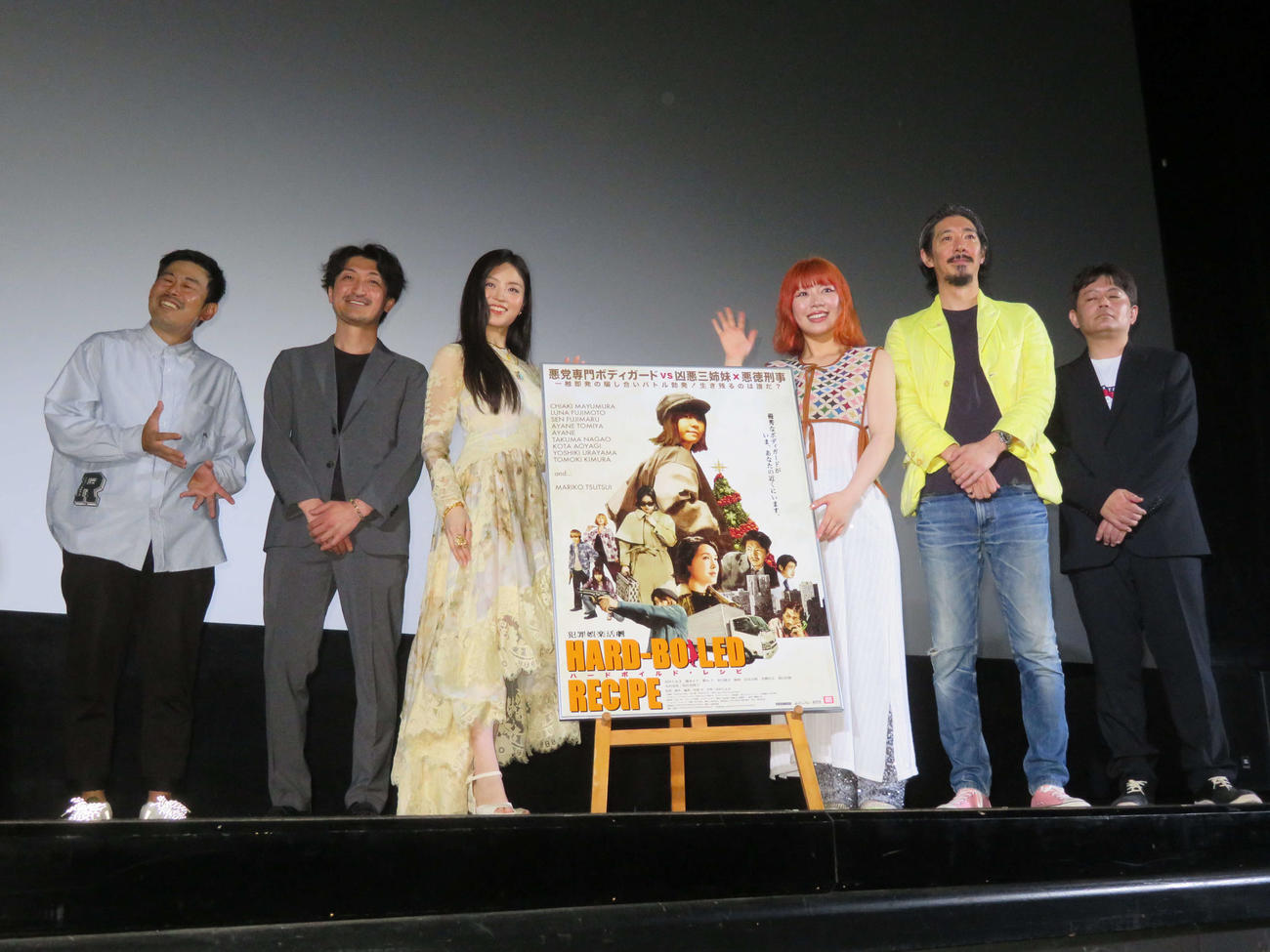 映画「ハードボイルド・レシピ」初日舞台あいさつに登壇した、左から岡野陽一、木村知貴、藤本ルナ、眉村ちあき、長尾卓磨、松浦本監督（撮影・村上幸将）