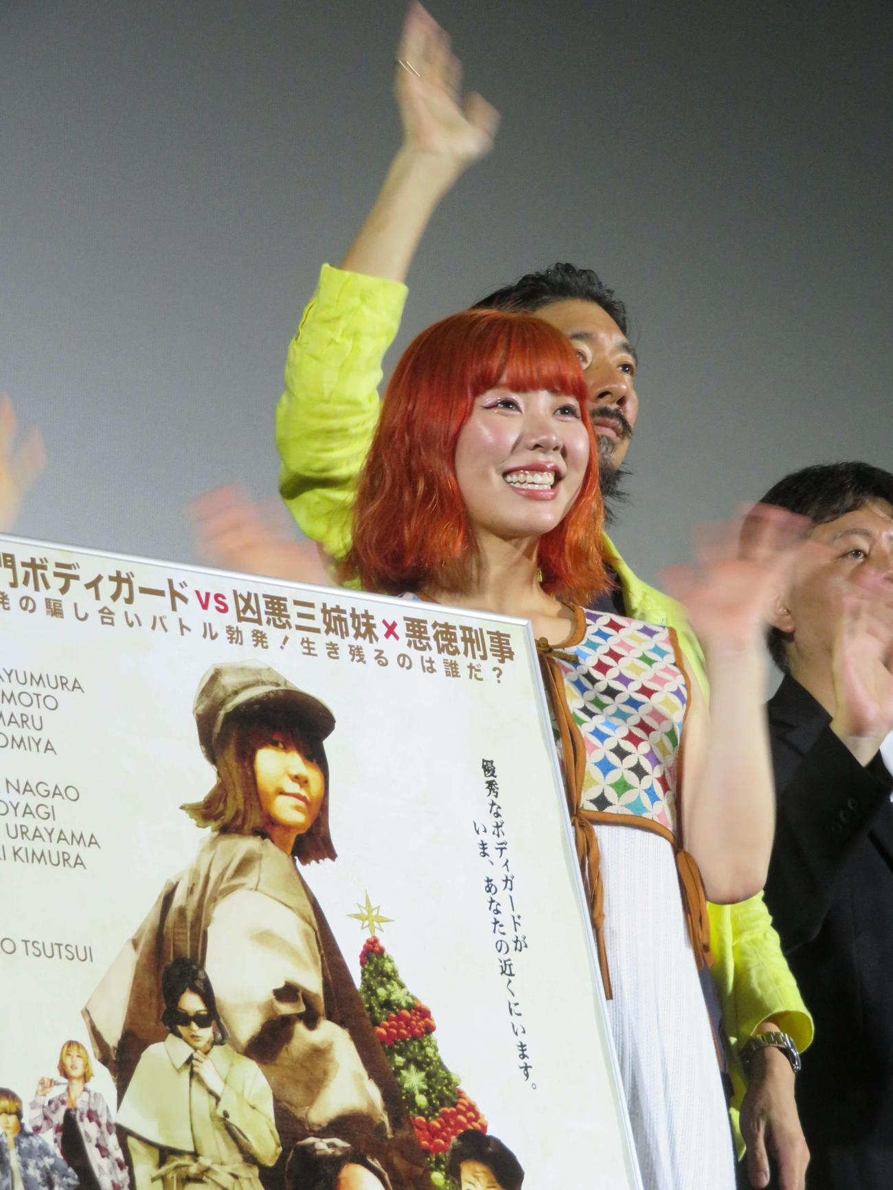 映画「ハードボイルド・レシピ」初日舞台あいさつに登壇した眉村ちあき（中央）（撮影・村上幸将）