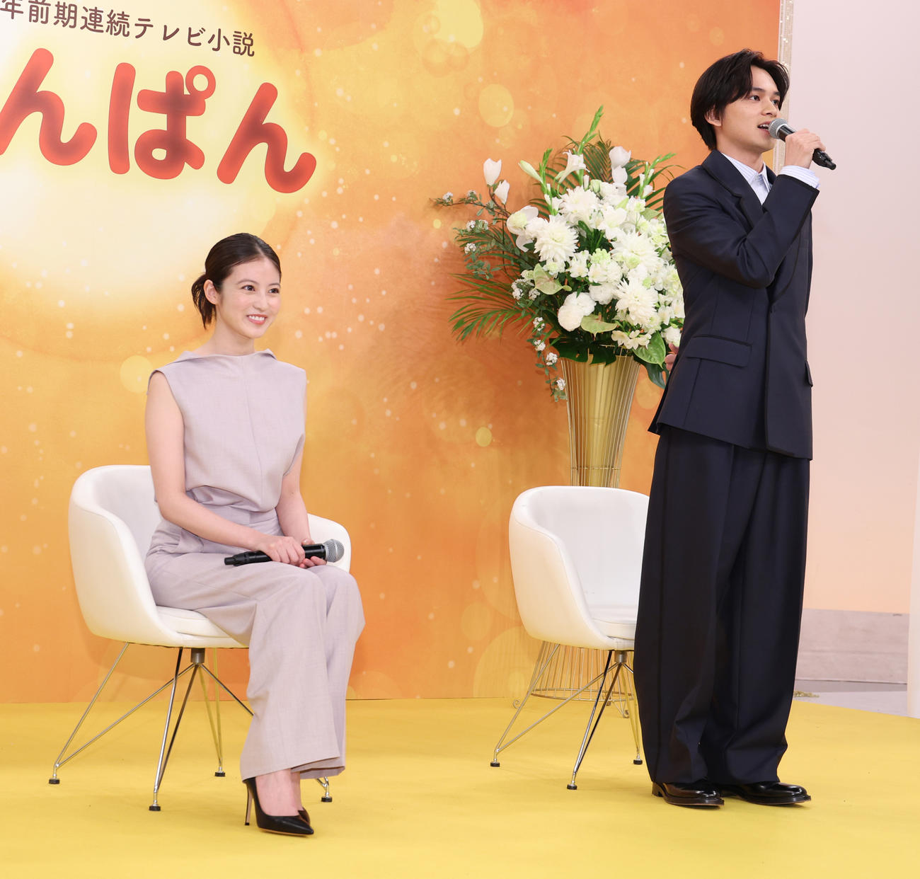NHKドラマ「あんぱん」発表会見を行った今田美桜（左）と北村匠海（撮影・中島郁夫）