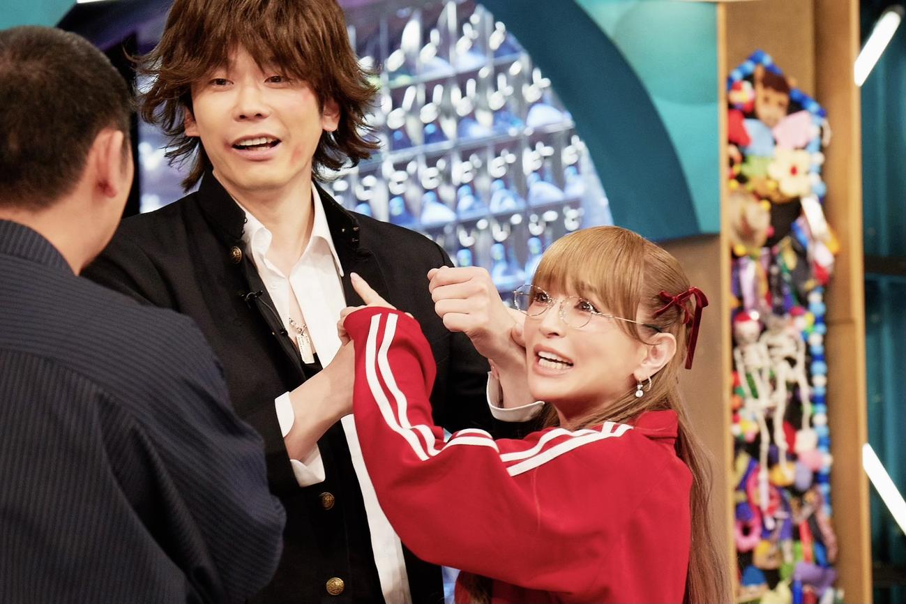 日本テレビ系「千鳥かまいたちアワー」に出演する浜崎あゆみ（右）。左はかまいたち濱家隆一