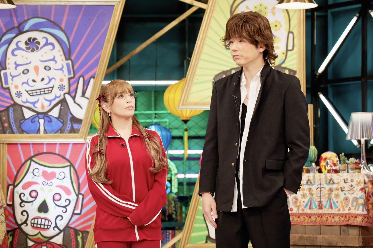 日本テレビ系「千鳥かまいたちアワー」に出演する浜崎あゆみ（左）。右はかまいたち濱家隆一