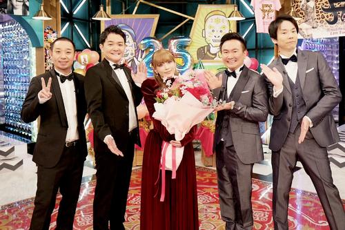 浜崎あゆみ、赤ジャージー＆めがね姿…あの人気学園ドラマキャラ「千鳥かまいたちアワー」で奮闘