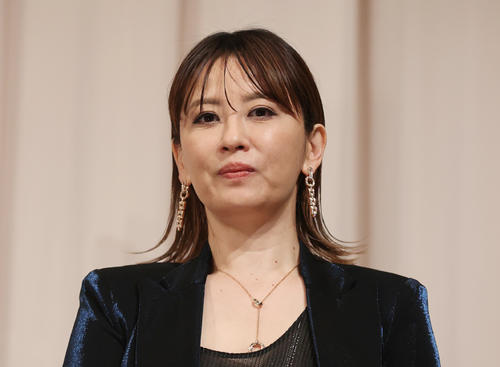 「誰？」「別人」51歳美人女優、いきなり金髪ショート“雰囲気激変”で騒然「イケメンすぎ」　