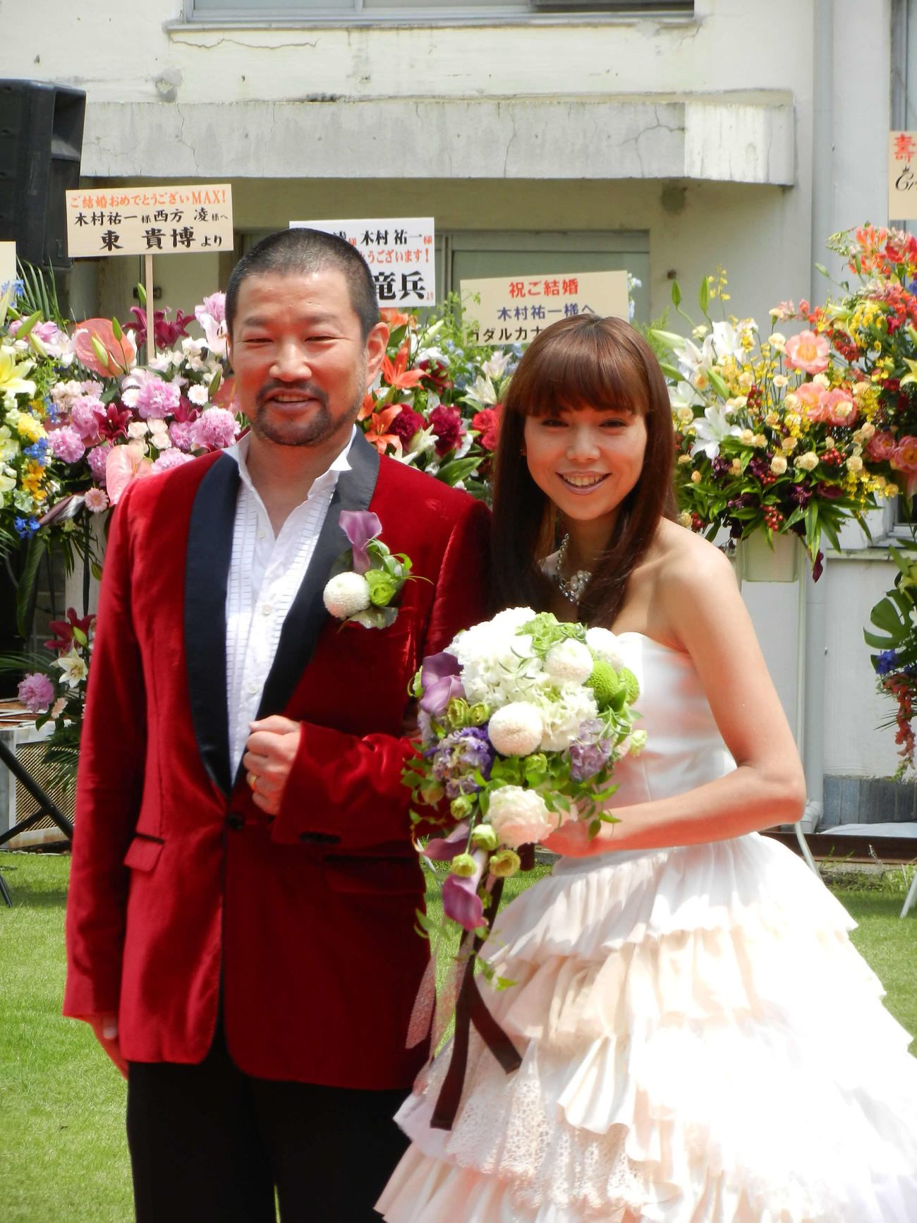 結婚会見後、吉本興業東京本部中庭で披露宴を行った木村祐一（左）と西方凌（2012年5月撮影）