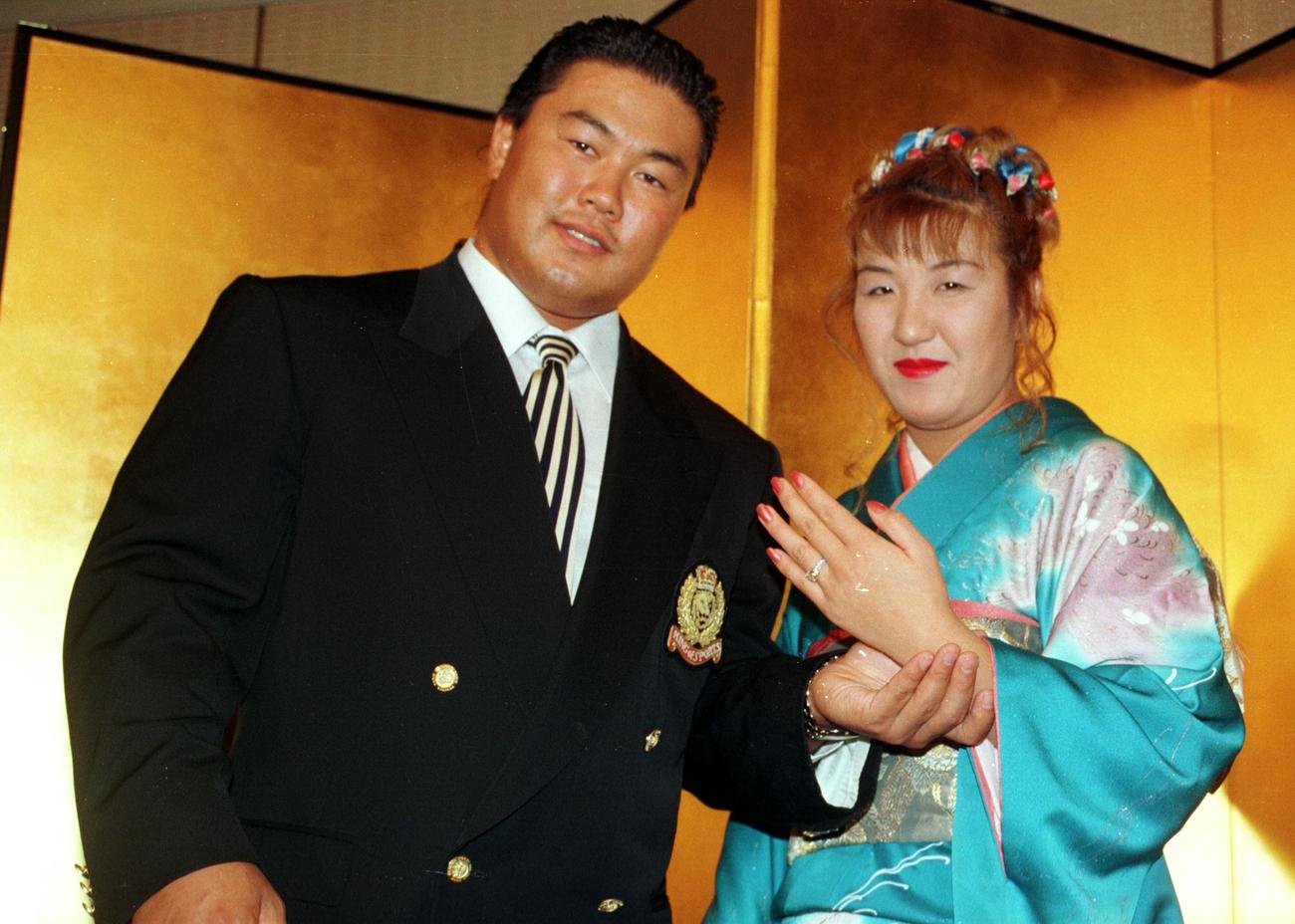 婚約発表を行い笑顔で写真に納まる佐々木健介と北斗晶　（1995年6月1日）