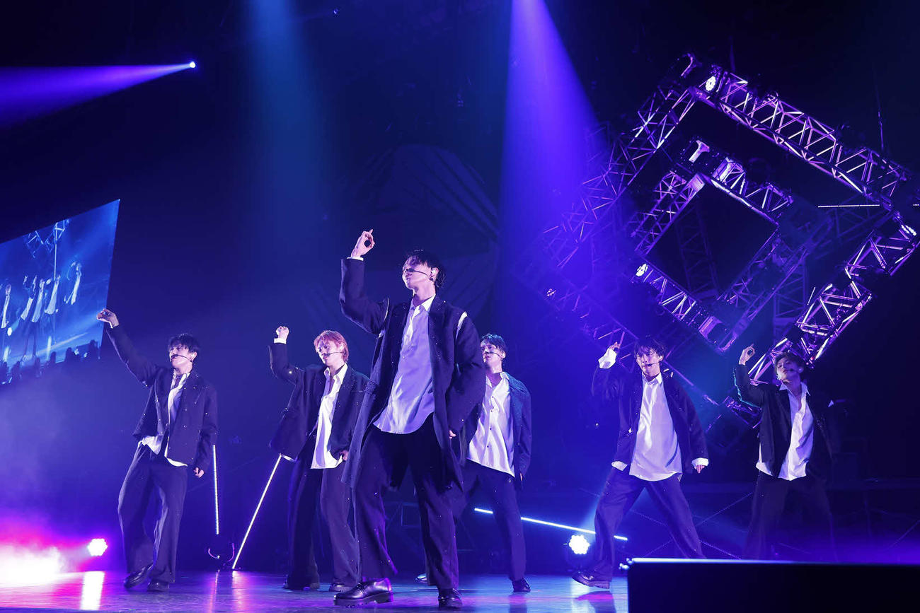 パフォーマンスするONE N' ONLYのメンバーたち。左からTETTA、KENSHIN、HAYATO、REI、NAOYA、EIKU