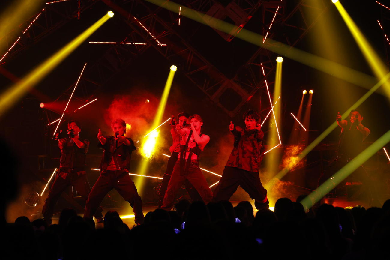熱唱するONE N' ONLYのメンバーたち。左からREI、KENSHIN、HAYATO、EIKU、NAOYA、TETTA