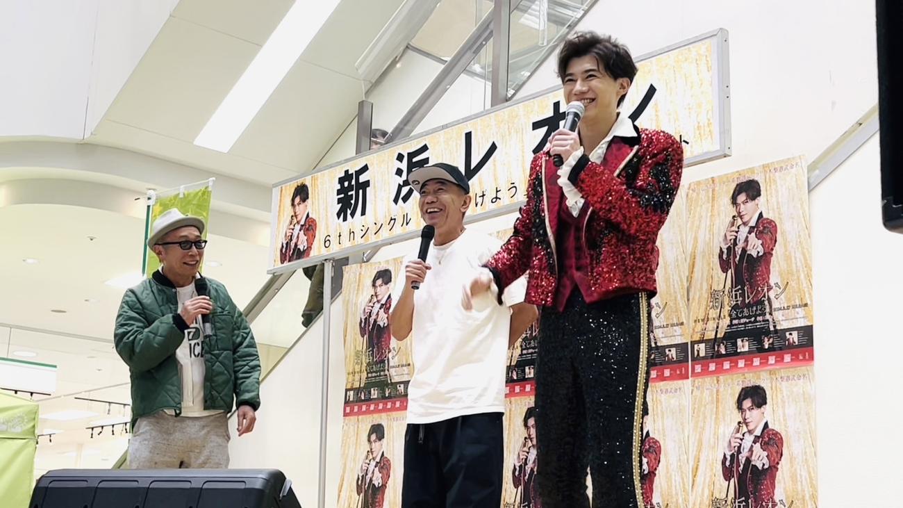 新浜レオン（右）の新曲「全てあげよう」の発売記念イベントに駆けつけた所ジョージ（左）と木梨憲武