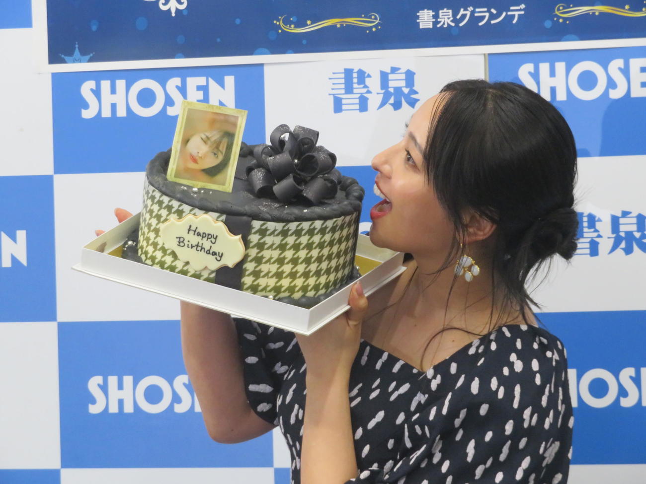 サプライズで用意された誕生日ケーキにかぶりつくポーズをみせた水崎綾女
