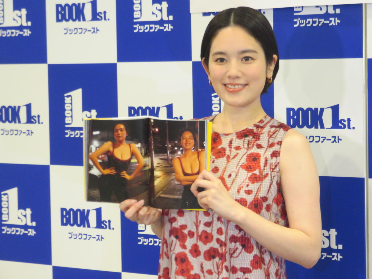筧美和子写真集「ゴーみぃー」のお気に入りのカットを見せる筧美和子
