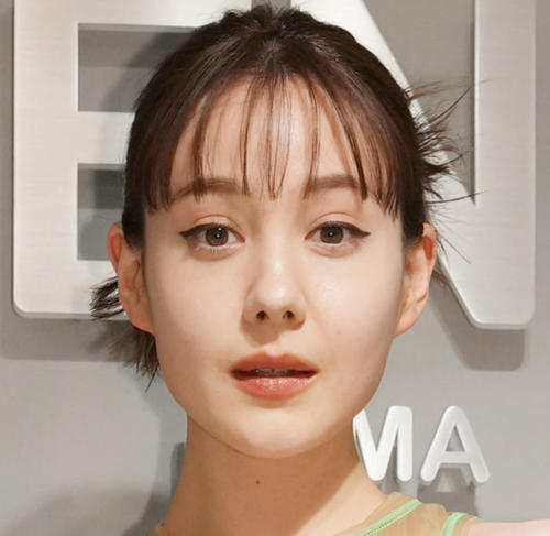 トリンドル玲奈、白キャミ＆デニム姿の“メイク中”ショットに「キュートすぎる～」の声