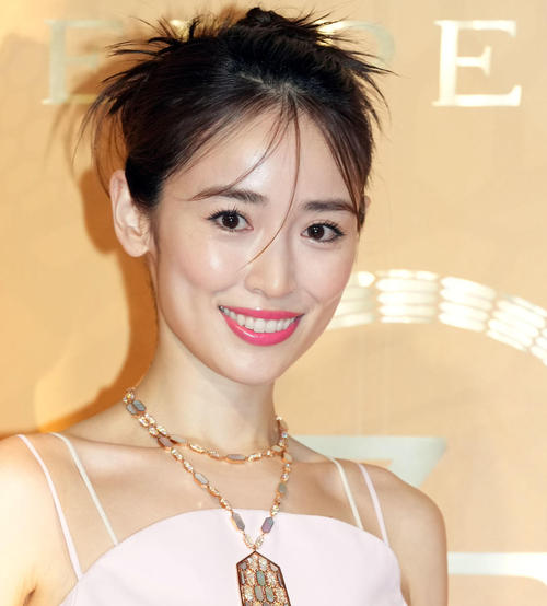 35歳泉里香「デコルテ」全開肩＆二の腕丸出し妖艶ドレス姿公開「透明感すごすぎ」「似合う」
