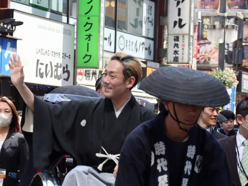 中村勘九郎「一生に１度」七之助「フルーツ屋さんが…」歌舞伎町で歌舞伎史上初お練り