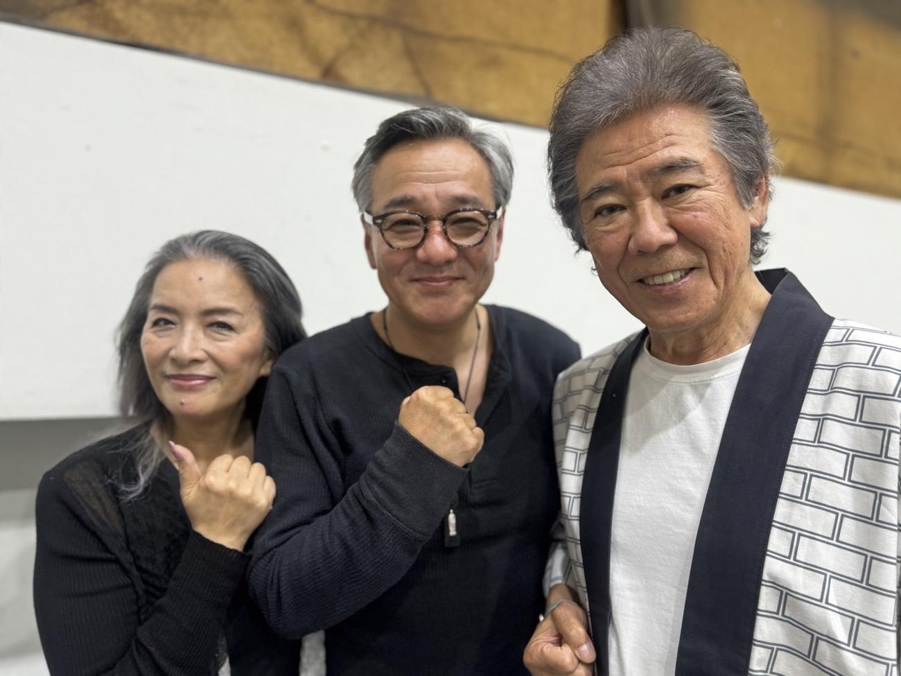 舞台「後鳥羽伝説殺人事件」に出演する池上季実子（左）と西岡徳馬（右）に囲まれる演出の鼓太郎