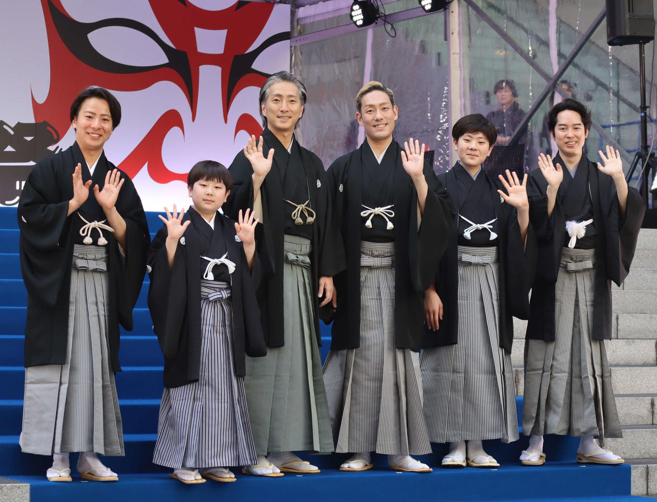 新宿歌舞伎町でお練りを行いあいさつする、左から中村鶴松、中村長三郎、中村七之助、中村勘九郎、中村勘太郎、中村虎之介