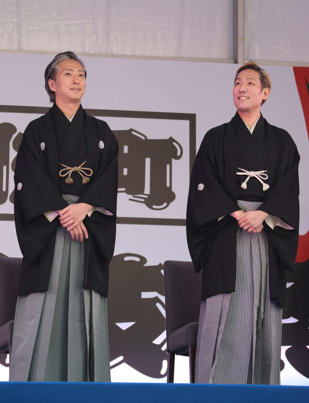 新宿歌舞伎町でお練りを行いあいさつした中村七之助（左）、中村勘九郎