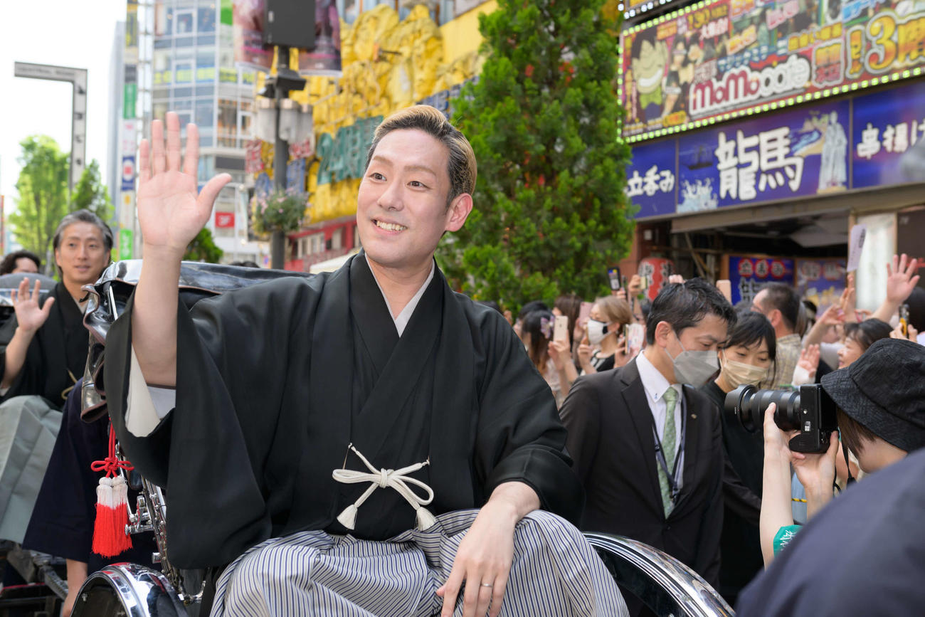 歌舞伎町でお練りする中村勘九郎。後方は中村七之助