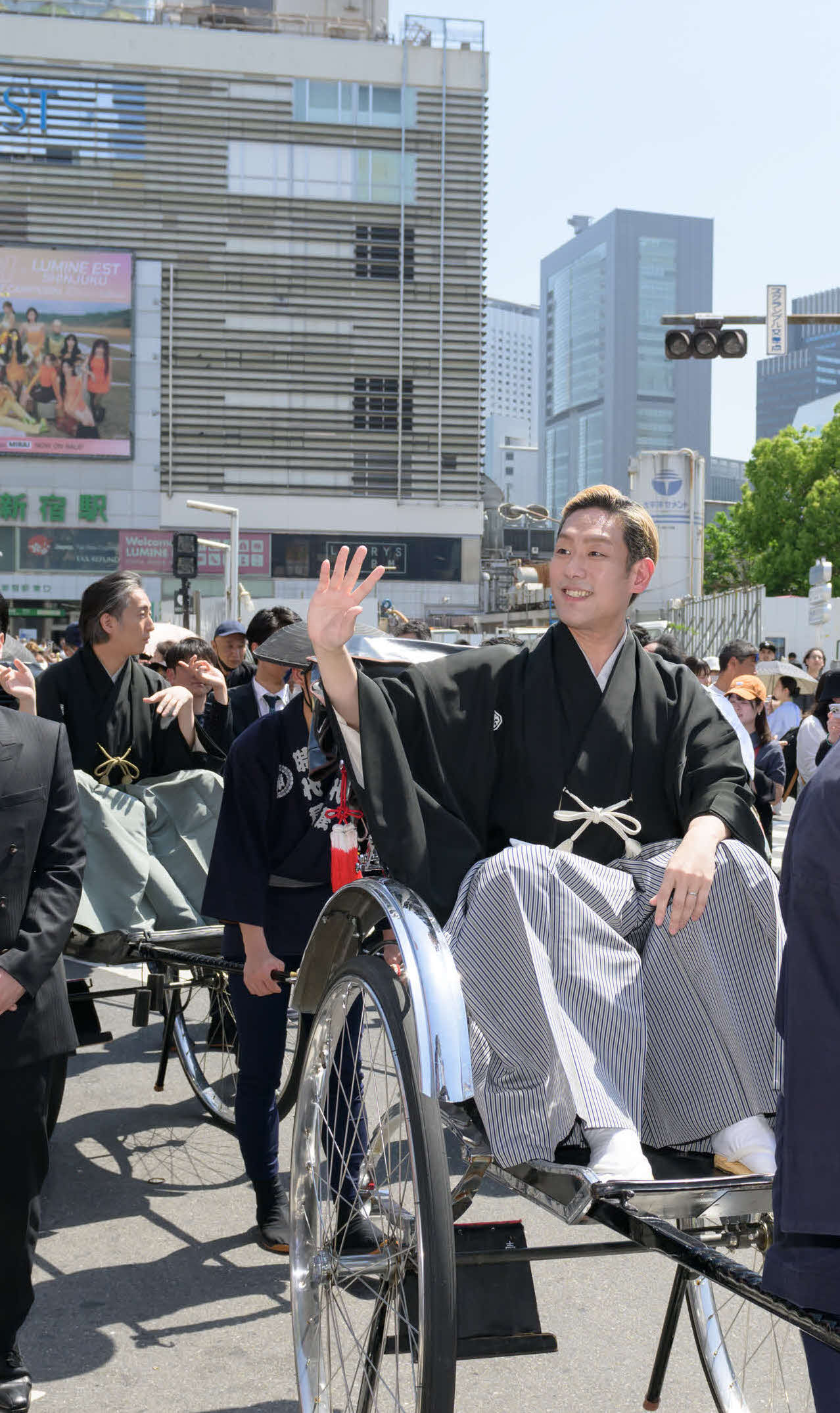 人力車に乗りお練りする中村勘九郎。後方は中村七之助