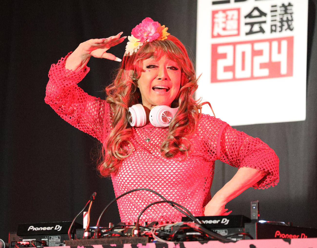 イベントニコニコ超会議「超踊ってみた」でDJパフォーマンスを披露するギャル化した「さちぴ☆」こと小林幸子（撮影・中島郁夫）