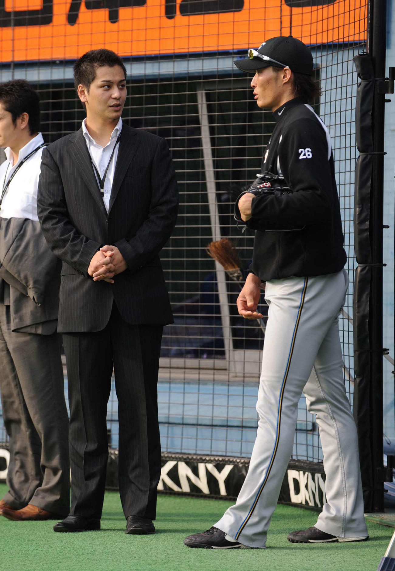 試合前の練習で糸井嘉男外野手（右）と談笑するダルビッシュの弟・ダルビッシュ翔（09年6月26日）
