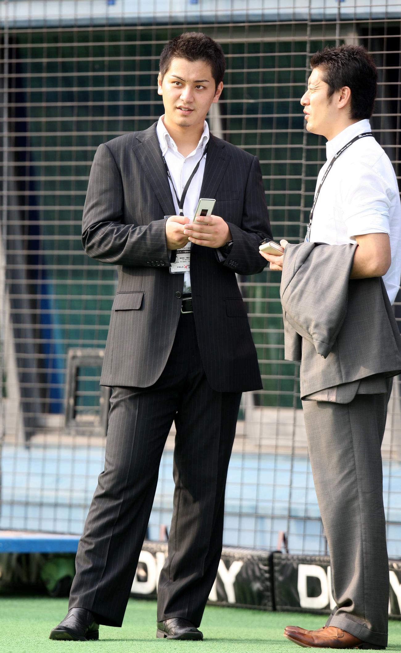 試合前に関係者と談笑する日本ハム・ダルビッシュ有の弟ダルビッシュ翔さん（左）（撮影・長島一浩）