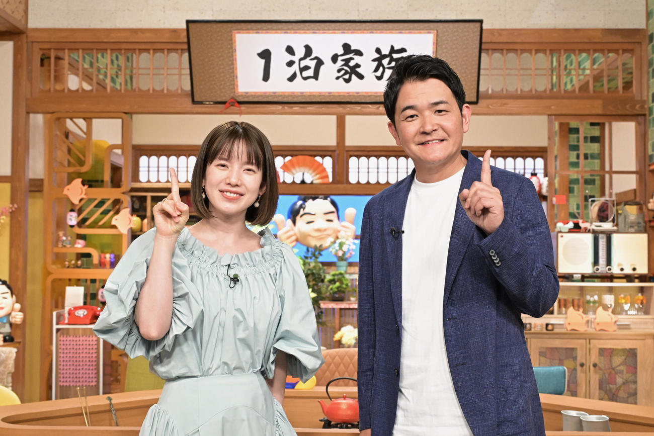 産後初出演番組「1泊（わんぱく）家族　2時間SP」でMCを務める弘中綾香アナ（左）とノブ