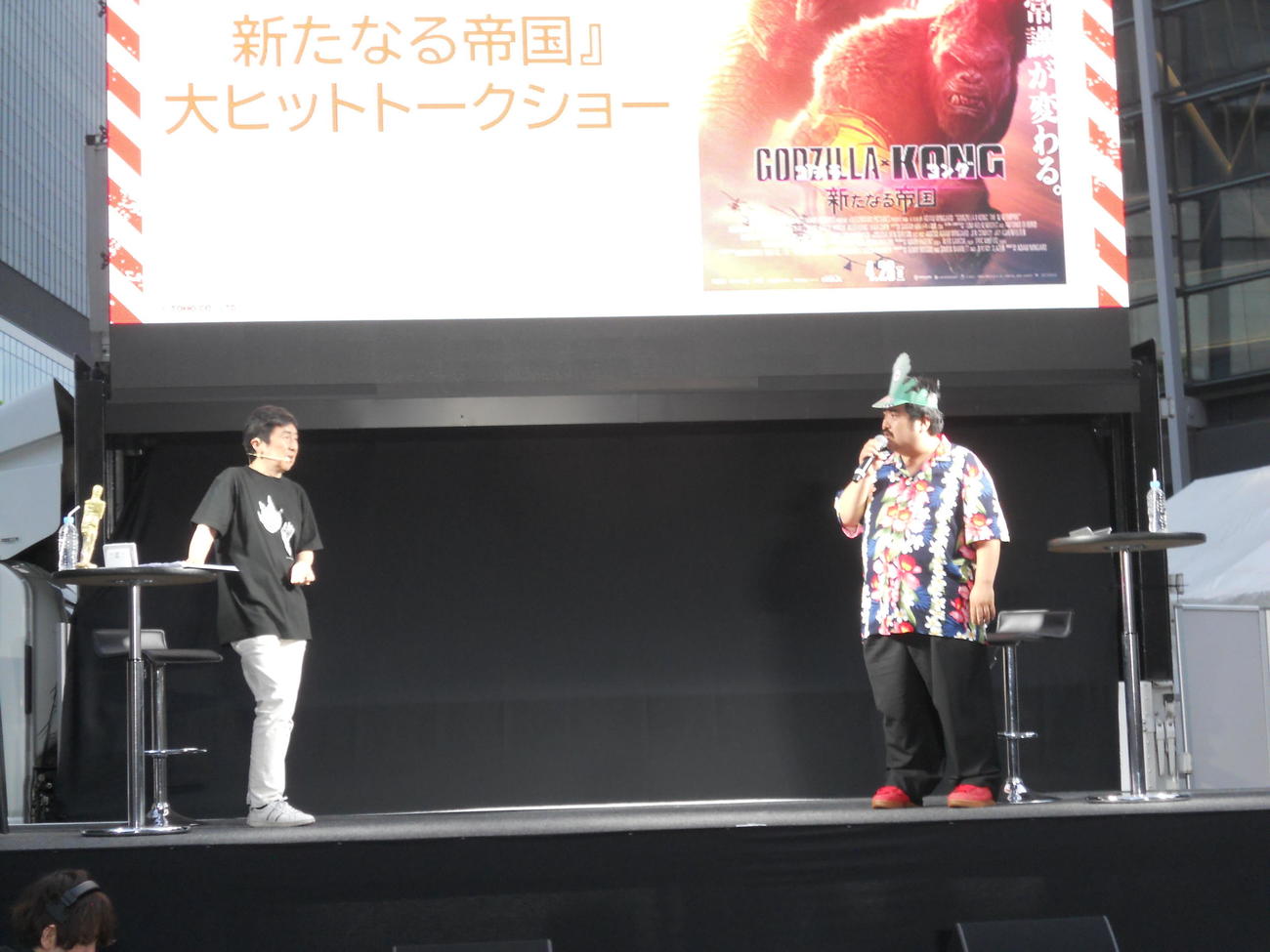 ゴジラ・フェス大阪でMCを務めた笠井信輔アナウンサー（左）鈴木もぐら（撮影・松浦隆司）