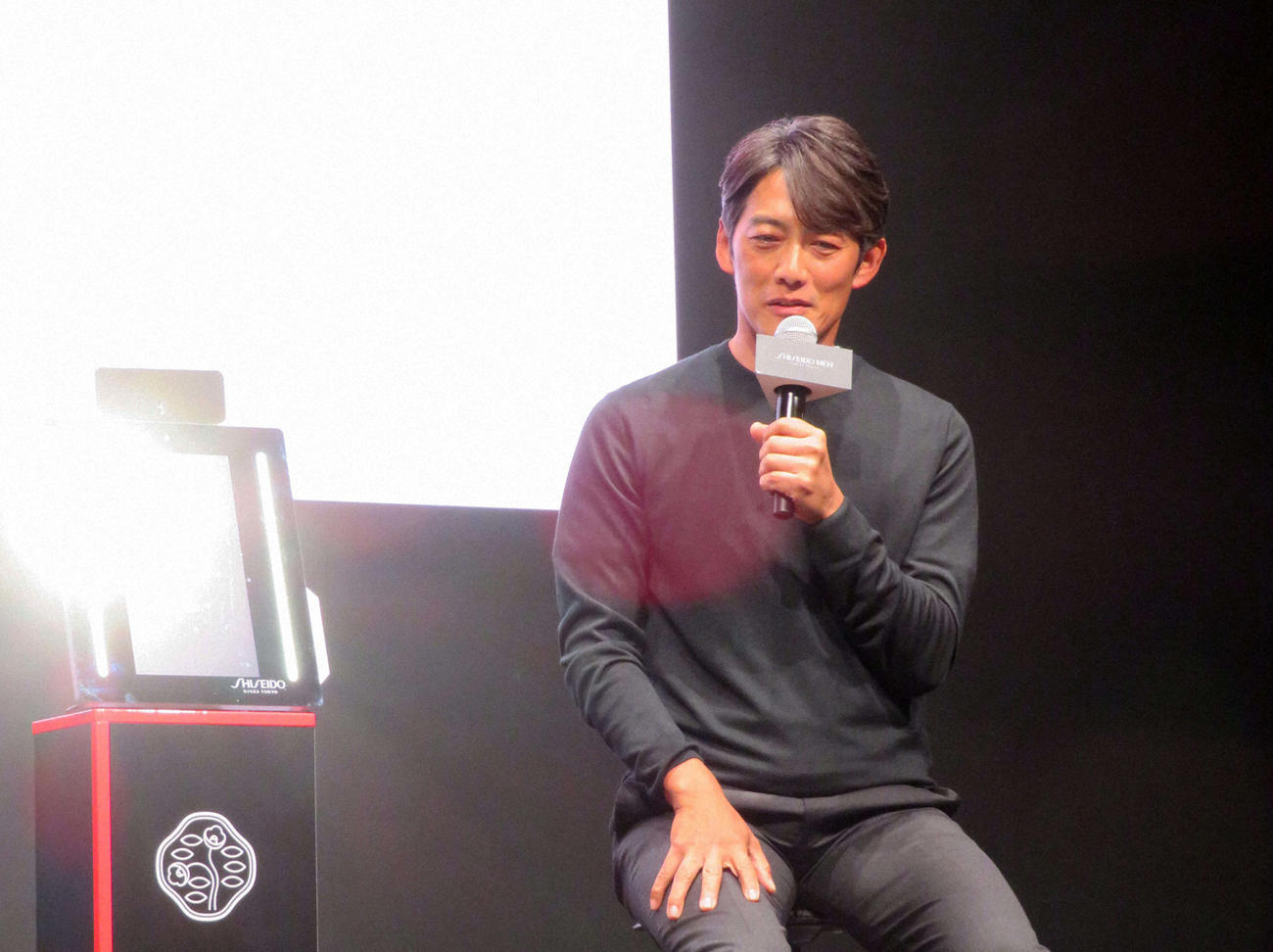 20日、資生堂「SHISEIDO MEN」美容カウンセリングイベントで、肌測定の好結果に笑みを浮かべる反町隆史
