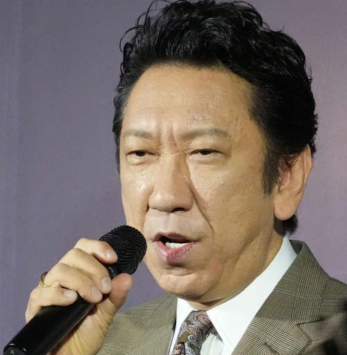 野外フェス出演の布袋寅泰、早朝に神社へ参拝「盛り上げますよ！雨が降っても関係ない」