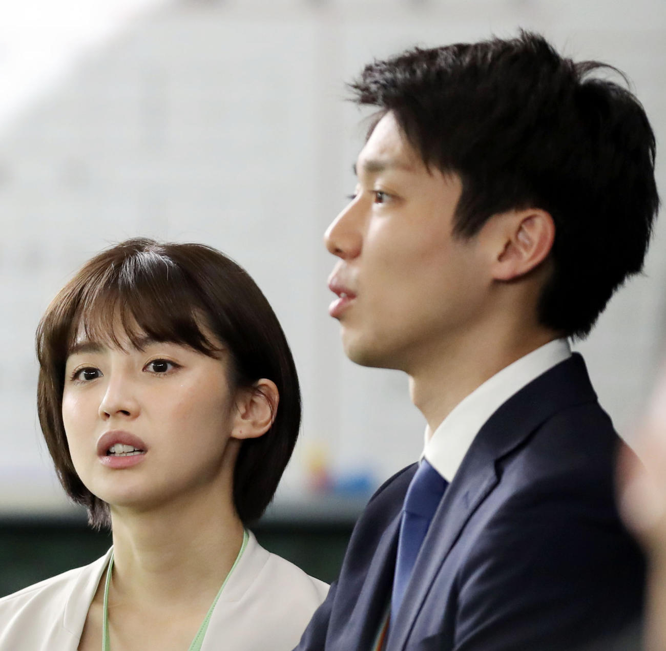 2019年4月、フジテレビ宮司愛海アナウンサー（左）と談笑する日本テレビ山崎誠アナウンサー