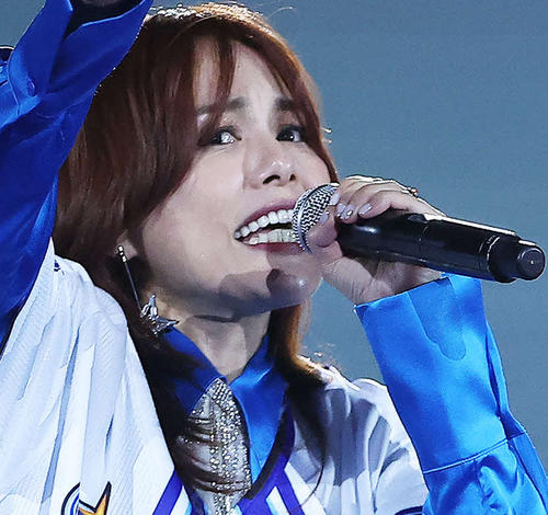DeNAファンの相川七瀬、２年連続始球式「ピッチャーの顔になってます」「素敵なフォーム」
