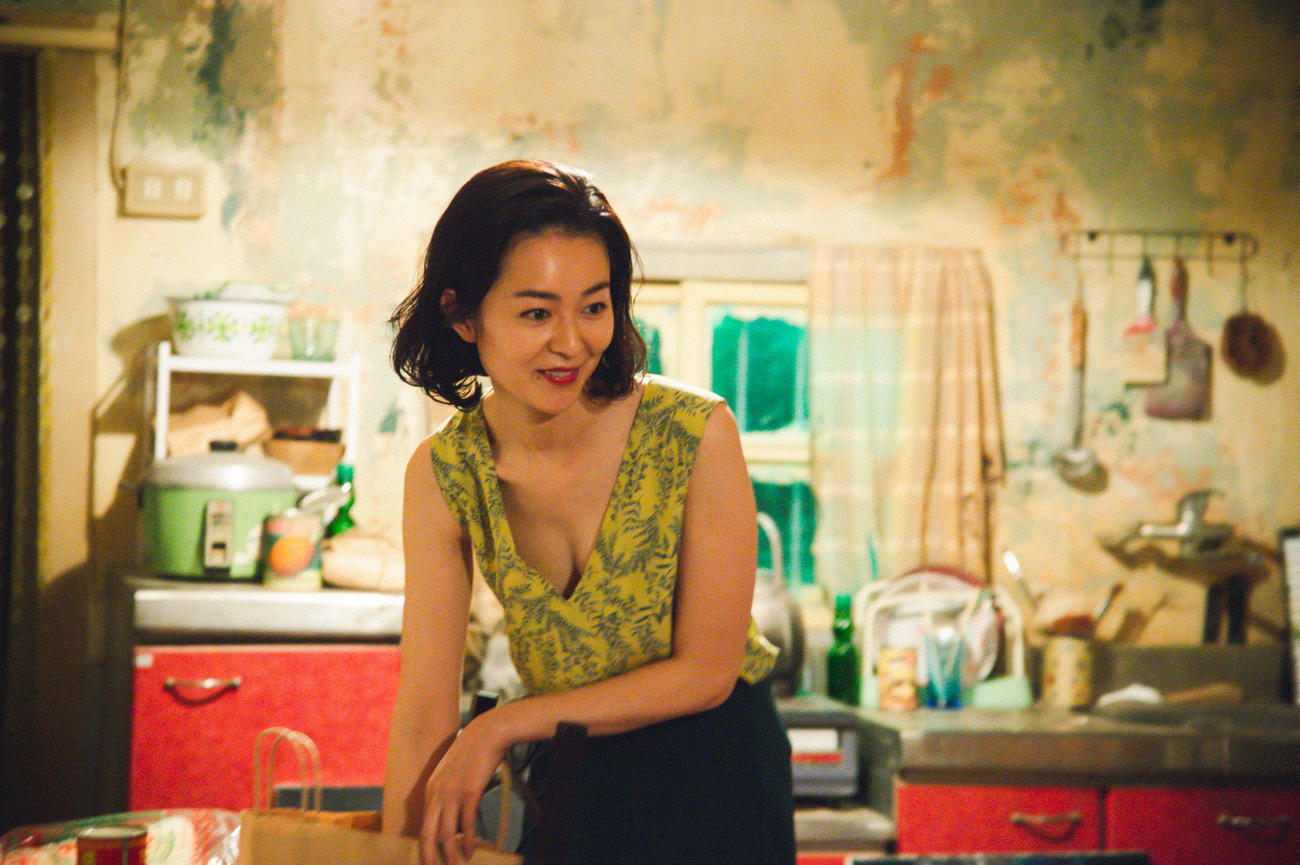 映画「雨の中の慾情」に出演する中村映里子　（C）2024「雨の中の慾情」製作委員会