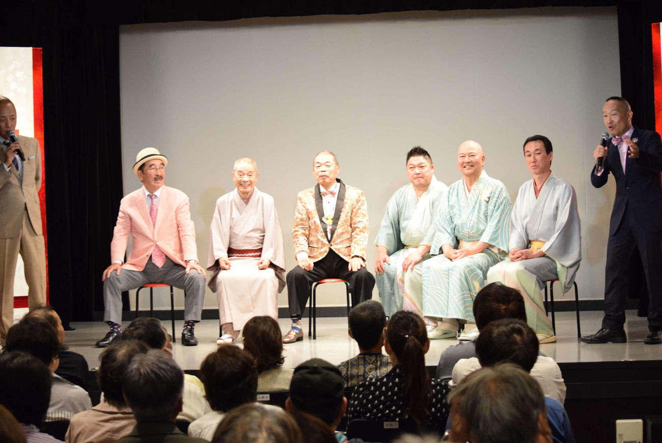 左から）シンデレラエキスプレス松井成行、青芝フック、桂福団治、若井ぼん、暁トリオ・暁輝晶、暁光雄、暁明夫、シンデレラエキスプレス渡辺裕薫（撮影・阪口孝志）