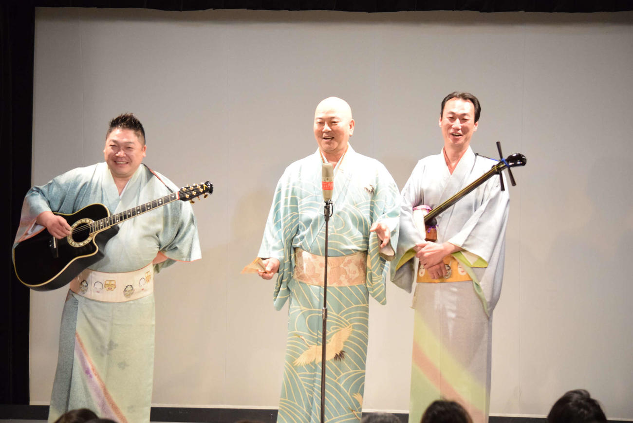 「甦る、昭和演芸」に出演した、左から）暁トリオ・暁輝晶、暁光雄、暁明夫（撮影・阪口孝志）