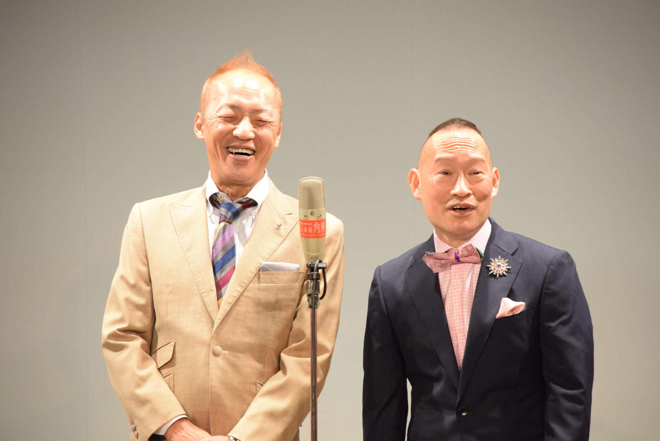 「甦る、昭和演芸」でMCを務めたシンデレラエキスプレス松井成行（左）と渡辺裕薫（撮影・阪口孝志）