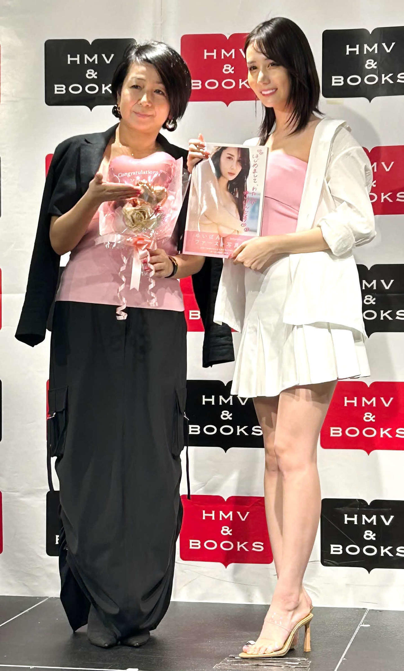 初写真集「はじめまして、わたしがゆいぱんです」の発売記念イベントを行った、ゆいぱん（右）と小栗香織プロデューサー（撮影・松尾幸之介）
