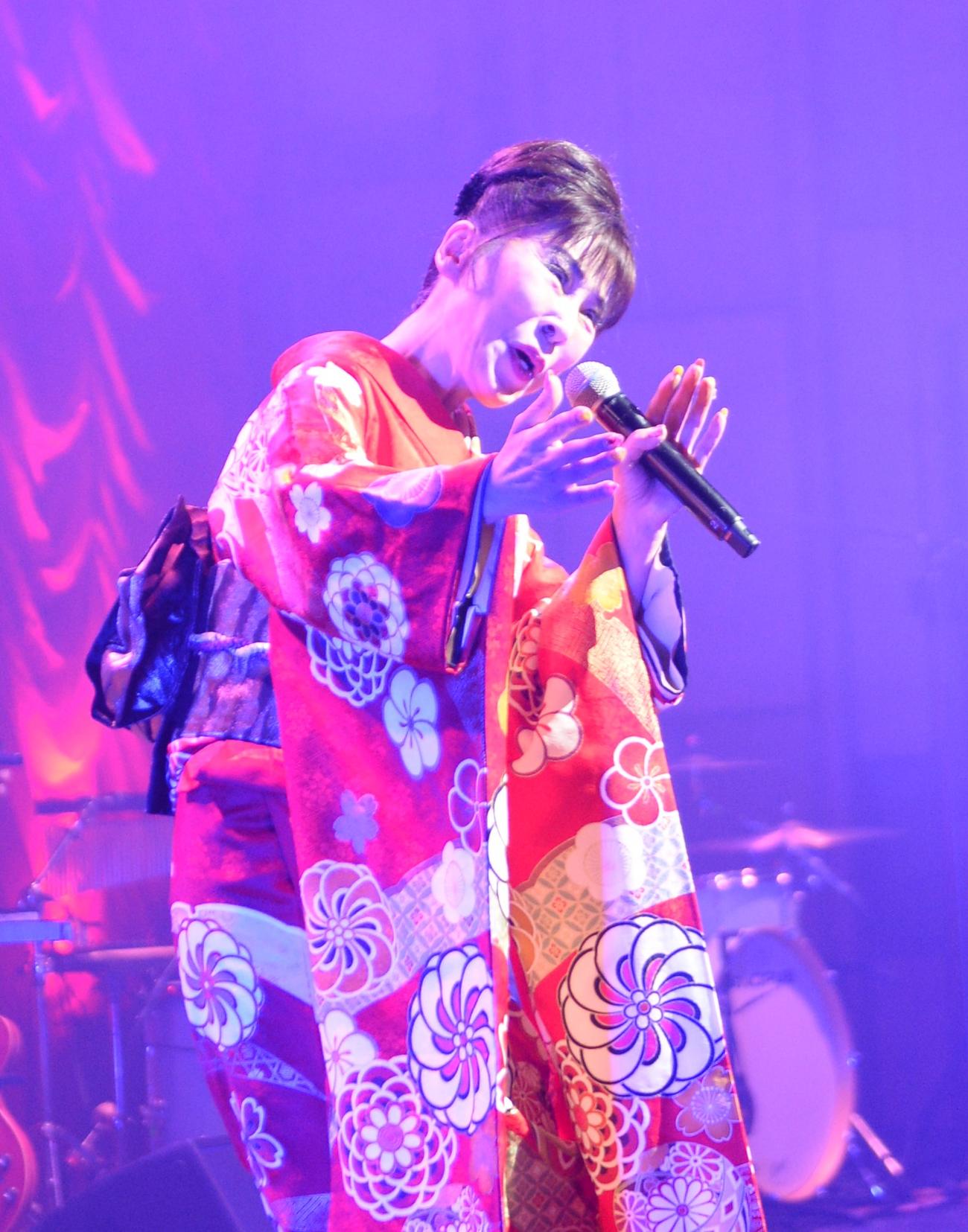 姿月あさとのコンサートにゲスト出演し、熱唱する原田悠里