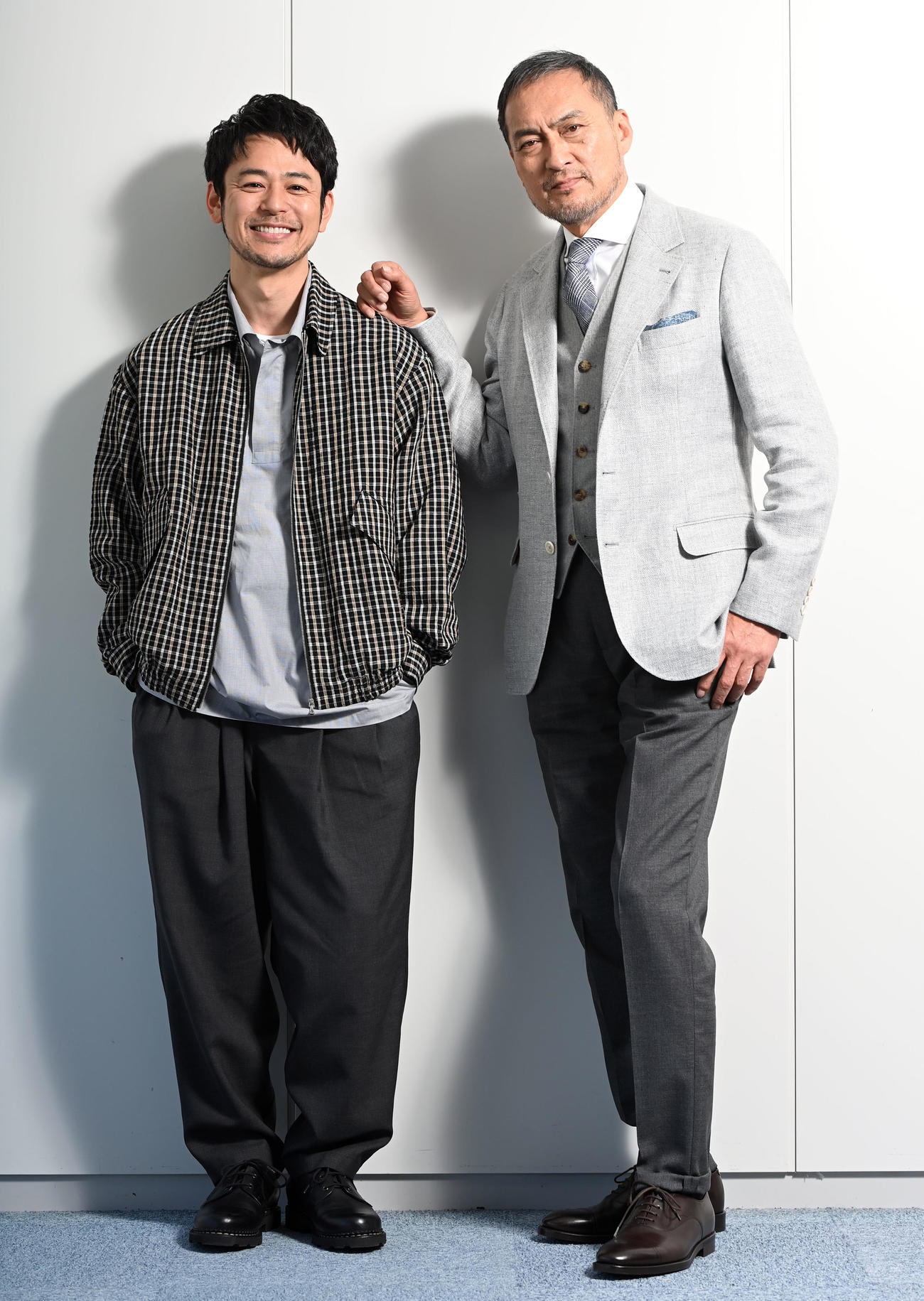 テレビ東京開局60周年特別企画ドラマスペシャル「生きとし生けるもの」でタッグを組んだ妻夫木聡（左）と渡辺謙＝2024年1月15日