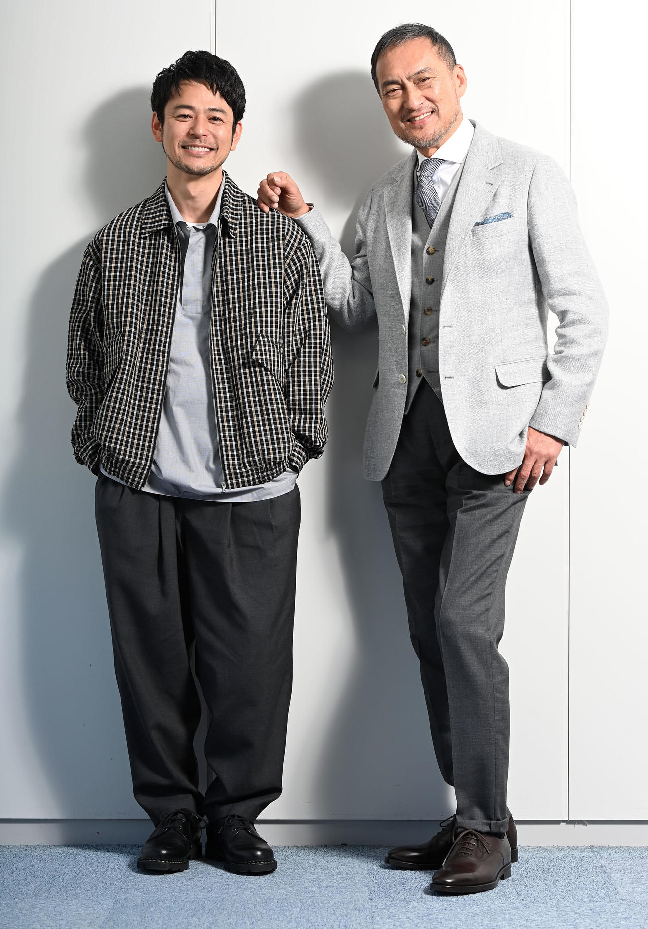 テレビ東京開局60周年特別企画ドラマスペシャル「生きとし生けるもの」でタッグを組んだ妻夫木聡（左）と渡辺謙＝2024年1月15日