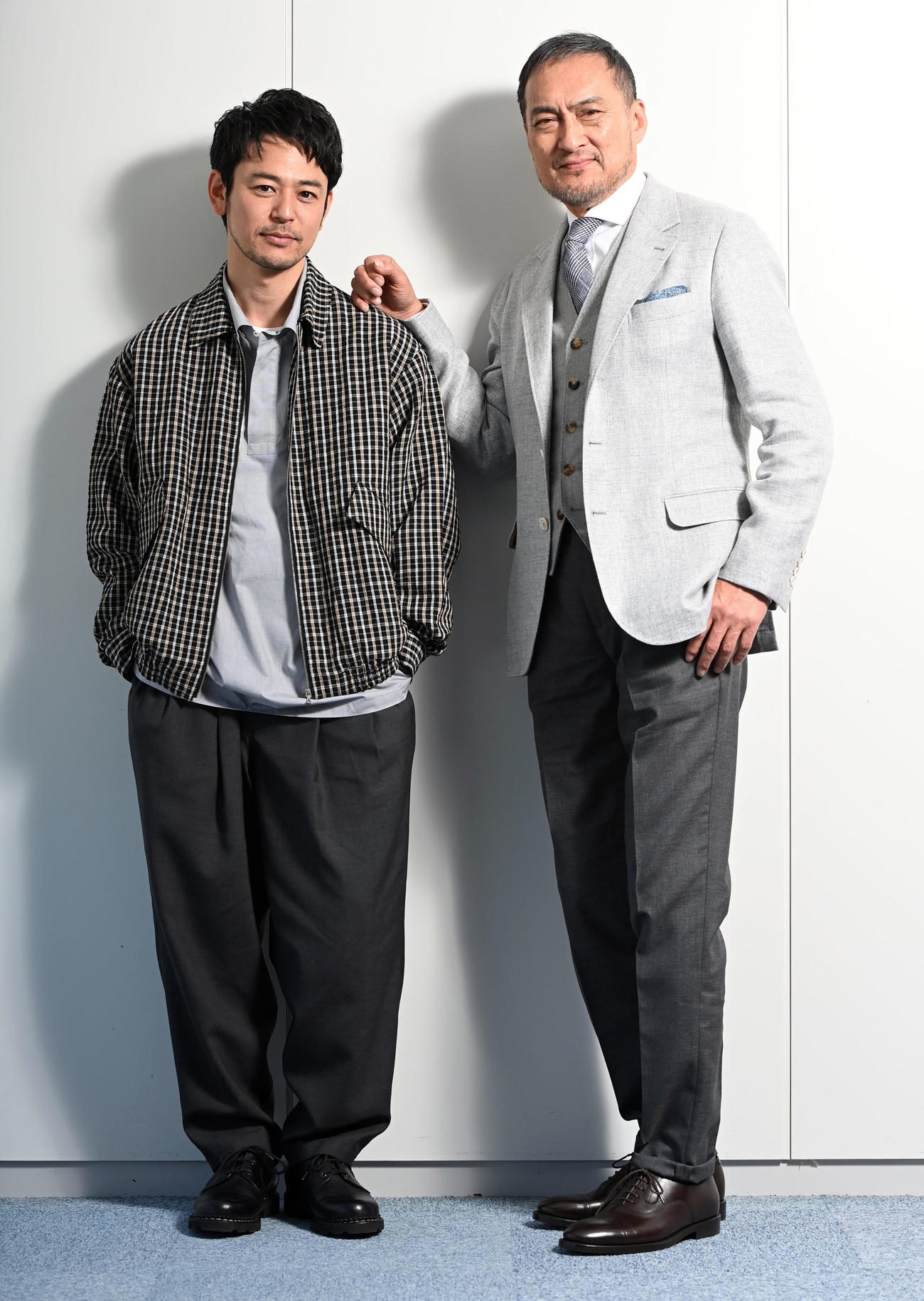 テレビ東京開局60周年特別企画ドラマスペシャル「生きとし生けるもの」でタッグを組んだ妻夫木聡（左）と渡辺謙＝2024年1月15日